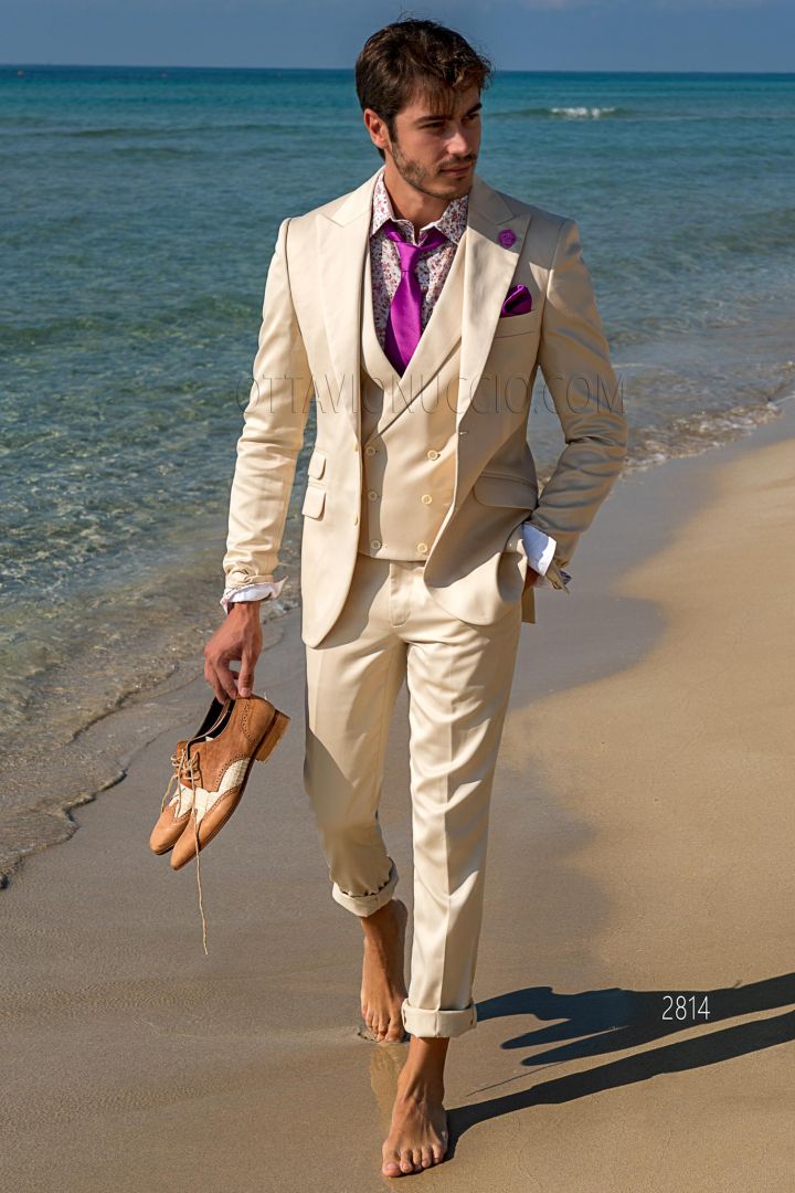 Abito da uomo slim in raso di cotone beige.